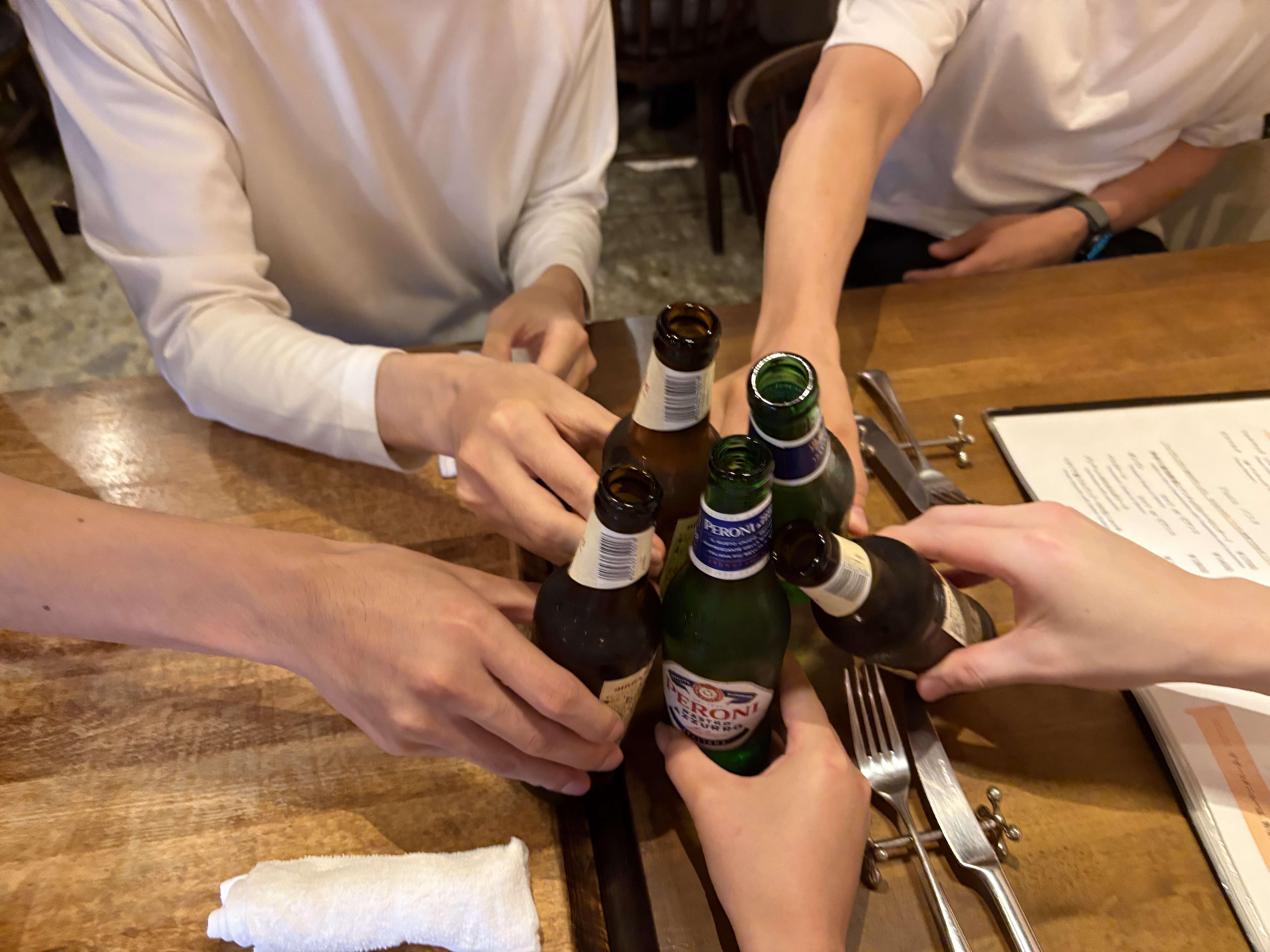 懇親会で乾杯する様子